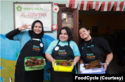 Sebagai bagian dari Program Urban Farming FoodCycle, lele hasil ternak dimasak dan dibagikan kepada anak-anak yang membutuhkan. (Foto: Courtesy/FoodCycle)