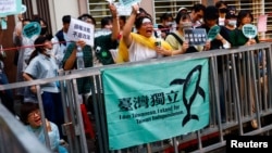资料照：台湾民众聚集在台北的立法院外表达自己的政治意愿。(2024年5月24日)