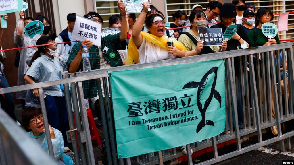 资料照：台湾民众聚集在台北的立法院外表达自己的政治意愿。(2024年5月24日)