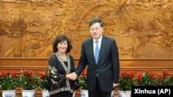 မြန်မာဆိုင်ရာကုလအထူးကိုယ်စားလှယ် နိုလင်းဟေဇာ နဲ့ တရုတ်နိုင်ငံခြားရေးဝန်ကြီး ကျင်ဂန်း တို့ ဘေဂျင်းမြို့မှာ တွေ့ဆုံစဥ်။ (မေ ၁၊ ၂၀၂၃)