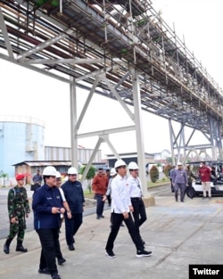 Presiden Joko Widodo meresmikan ekspansi PT Smelting di Kabupaten Gresik, Jawa Timur, yang dibangun di dalam kawasan industri Java Integrated Industrial and Port Estate (JIIPE), 14 Desember 2023. (Twitter/@jokowi)