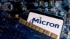 Sebuah smartphone berlogo Micron dipasang di motherboard komputer, 6 Maret 2023. (Foto: REUTERS/Dado Ruvic)