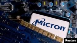 Sebuah smartphone berlogo Micron dipasang di motherboard komputer, 6 Maret 2023. (Foto: REUTERS/Dado Ruvic)