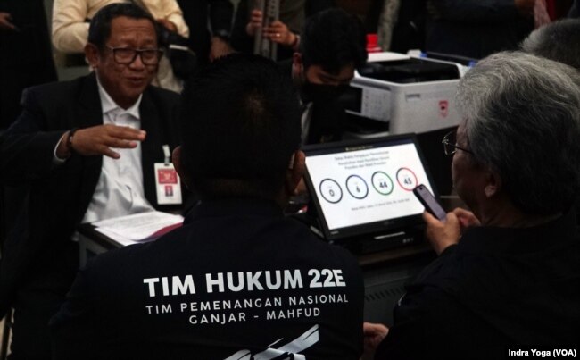 Tim kuasa hukum Paslon Presiden dan Wakil Presiden 02, Ganjar pranowo dan Mahfud MD mendaftarkan PHPU ke Mahkamah Konstitusi pada Sabtu (23/3) di Jakarta. (VOA/IndraYoga)