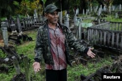 Pemimpin adat Balik Sibukdin (60), memberikan keterangan saat mengunjungi kompleks pemakaman sukunya di desa mereka, di dekat ibu kota baru Indonesia IKN, di Sepaku, Kalimantan Timur, 6 Maret 2023. (REUTERS/Willy Kurniawan)