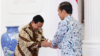 Presiden Jokowi bersalaman dengan salah satu bakal calon presiden Prabowo Subianto di Istana, 30 Oktober 2023. (Foto: Courtesy/Biro Setpres) 