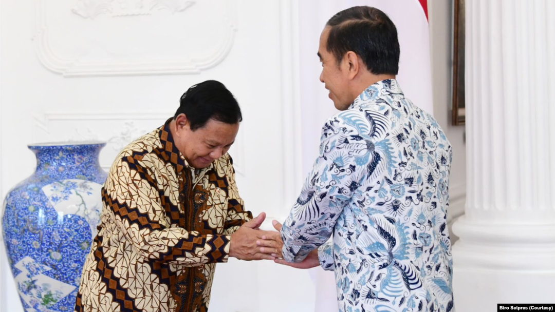 Presiden Jokowi bersalaman dengan salah satu bakal calon presiden Prabowo Subianto di Istana, 30 Oktober 2023. (Foto: Courtesy/Biro Setpres) 