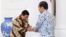 Presiden Jokowi bersalaman dengan salah satu bakal calon presiden Prabowo Subianto di Istana, 30 Oktober 2023. (Foto: Courtesy/Biro Setpres) 