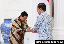 Presiden Jokowi bersalaman dengan salah satu bakal calon presiden Prabowo Subianto di Istana, 30 Oktober 2023. (Foto: Courtesy/Biro Setpres)
