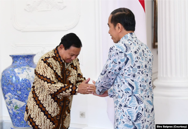Presiden Jokowi bersalaman dengan salah satu bakal calon presiden Prabowo Subianto di Istana, 30 Oktober 2023. (Foto: Courtesy/Biro Setpres)