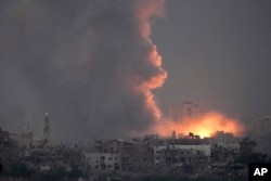 Dim se uzdiže iznad stambenih blokiova u Gazi nakon izraelskih vazdušnih udara, gledano iz južnog Izraela, 14. oktobra 2023.