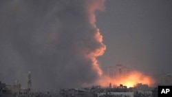 2023年10月14日，从以色列南部看到，以色列空袭加沙地带后烟雾四起。（美联社）