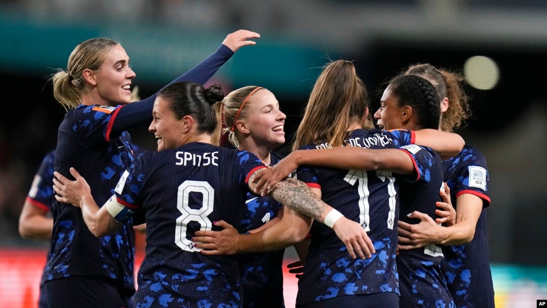 Las jugadoras neerlandesas celebran su pase a la fase eliminatoria del Mundial Femenino de fútbol tras derrota a Vietnam 7-0 en Dunedin, Nueva Zelanda, el 1 de agosto de 2023.