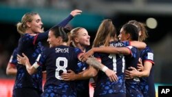 Las jugadoras neerlandesas celebran su pase a la fase eliminatoria del Mundial Femenino de fútbol tras derrota a Vietnam 7-0 en Dunedin, Nueva Zelanda, el 1 de agosto de 2023.