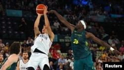 Bogdan Bogdanović u duelu sa Duopom Ritom (Foto: REUTERS/Brian Snyder)