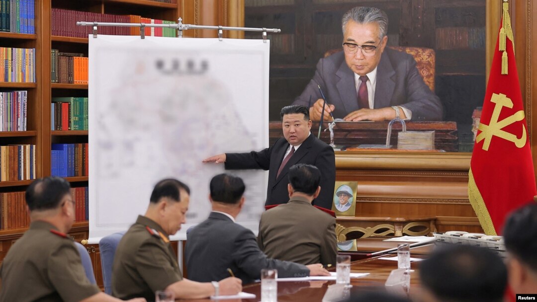 북한은 김정은 국무위원장이 9일 노동당 중앙군사위원회 확대회의를 주재하면서 한국 지도를 가리키는 사진을 관영매체들을 통해 공개했다.