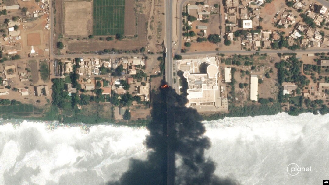 Foto satelit dari Planet Labs PBC menunjukkan api di dekat sebuah rumah sakit di ibu kota Khartoum, Sudan (16/4).