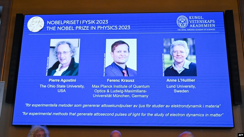 左起：法裔美国科学家阿戈斯蒂尼 (Pierre Agostini)、匈牙利/奥地利的科学家费伦茨·克劳斯 (Ferenc Krausz) 和法国/瑞典的科学家安妮·卢利尔 (Anne L’Huillier)共获2023年诺贝尔物理奖。（2023年10月3日）(photo:VOA)