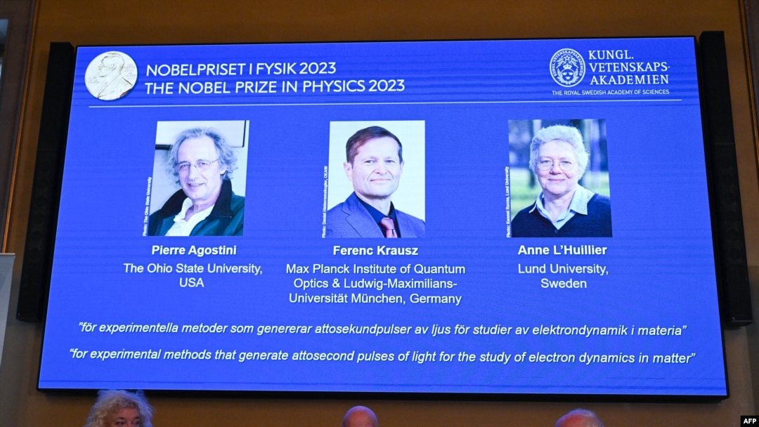 左起:法裔美国科学家阿戈斯蒂尼 (Pierre Agostini)、匈牙利/奥地利的科学家费伦茨·克劳斯 (Ferenc Krausz) 和法国/瑞典的科学家安妮·卢利尔 (Anne L’Huillier)共获2023年诺贝尔物理奖。(2023年10月3日)