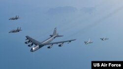 미 공군 B-52H(가운데) '스트래토포트리스' 전략폭격기가 지난 6일 한국 공군 F-15·F-16 전투기들과 편대 비행하고 있다. (자료사진=미 공군 제공)