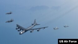 주한미군은 6일 미 공군 B-52H '스트래토포트리스' 전략폭격기가 한반도 상공에 전개된 가운데 미한 연합공중훈련을 실시했다며 사진을 공개했다. B-52H 전략폭격기가 한국 공군의 F-15, F-16 전투기 호위를 받으며 비행하고 있다.