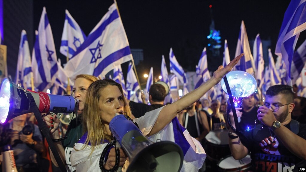 以色列民众在特拉维夫街头抗议政府的司法改革计划。（2023年4月8日）(photo:VOA)