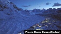 Pemandangan dari basecamp di Gunung Everest di Nepal yang diambil dengan menggunakan drone pada 24 April 2023. (Foto: Reuters/Pasang Rinzee Sherpa)