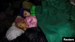 우크라이나 크이우에서 러시아의 공격이 진행되는 가운데 아이들이 지하철역 내부 대피소에서 잠을 자고 있다. (자료화면)