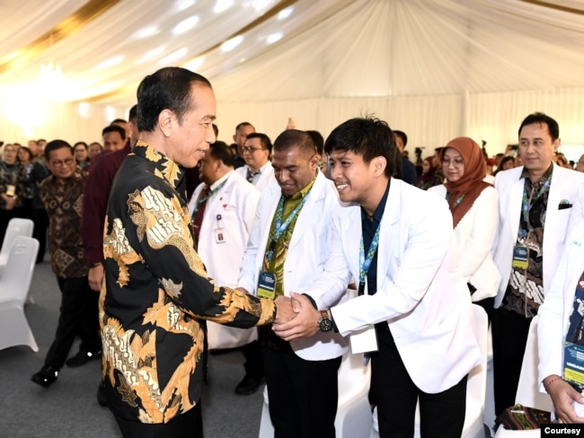 Presiden Jokowi menyalami sejumlah dokter yang hadir dalam peluncuran PPDS di Jakarta, Senin (6/5). (biro setpres)