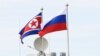 지난해 9월 블라디미르 푸틴 러시아 대통령과 김정은 북한 국무위원장의 회담 장소인 보스토치니 코스모드롬에 러시아와 북한 국기가 휘날리고 나란히 걸려 있다. (자료사진)