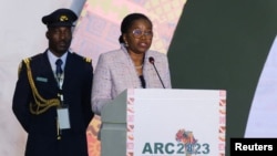 Victoire Tomegah Dogbe, Premier ministre du Togo, prononce un discours lors de l'ouverture de la conférence de l'Union africaine sur les réparations à Accra, au Ghana le 14 novembre 2023.