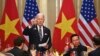 ប្រធានាធិបតី​សហរដ្ឋ​អាមេរិក លោក Joe Biden (ឆ្វេង) លើក​កែវ​អបអរ​ជាមួយ​ប្រធានាធិបតី​វៀតណាម លោក Vo Van Thuong នៅ​វិមាន​ប្រធានាធិបតី​ក្នុង​រដ្ឋធានី​ហាណូយ ប្រទេស​វៀតណាម កាល​ពី​ថ្ងៃ​ទី​១១ ខែ​កញ្ញា ឆ្នាំ​២០២៣។