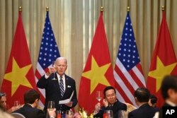 Presiden AS Joe Biden bersulang dengan Presiden Vietnam Vo Van Thuong saat makan siang kenegaraan di Istana Kepresidenan di Hanoi, 11 September 2023. (Foto: Nhac Nguyen/Pool via AP)