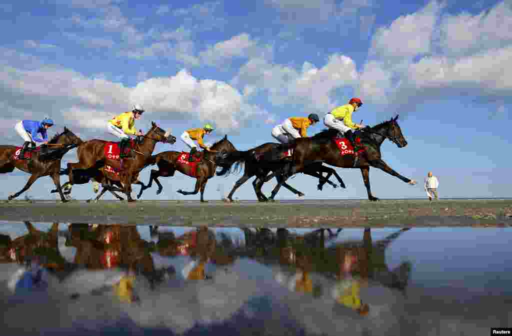 Јавачите се натпреваруваат на настанот за трки со коњи Лејтаун во Лејтаун, Ирска.