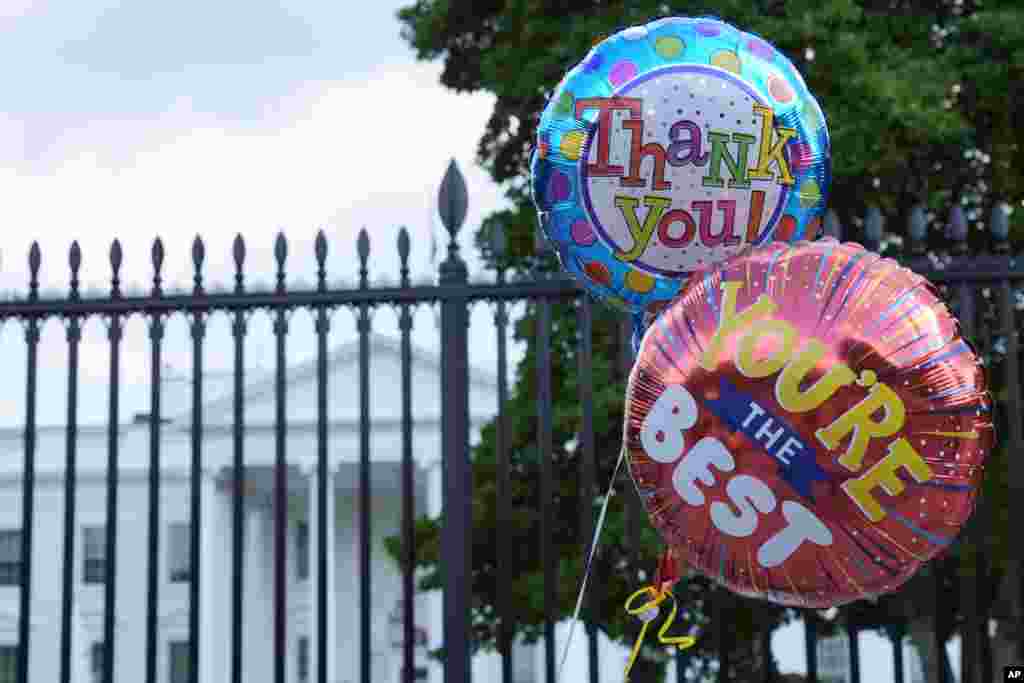 Varios globos con los letreros de &quot;Gracias&quot; y &quot;Eres el mejor&quot; son vistos en frente a la Casa Blanca.&nbsp;