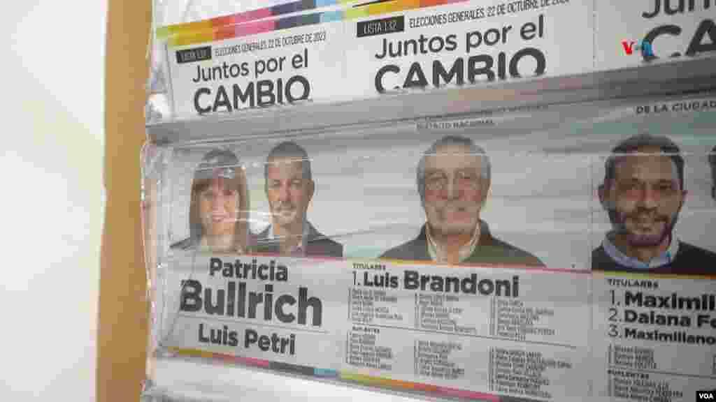 La incertidumbre por los resultados empezó a disiparse hacia las 22:00 hora local, cuando se conocieron las primeras cifras con tendencias consolidadas, según informó Marcos Schiavi, titular de la Dirección Nacional Electoral (DINE).