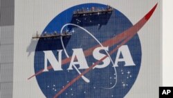 Logo Ajans Spasyal Etazini an, La NASA sou yon bilding nan Sant Spasyal Kennedy a nan Kap Kanaveral, Florid, 20 Me 2020. 