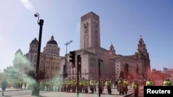 Policia në Liverpul vendoset mes dy demonstratave të ndryshme për të shmangur përplasjet (3 gusht 2024)