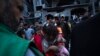Палестинцы спасают девочку из-под обломков разрушенного после обстрела жилого дома в секторе Газа, 10 октября 2023 г.