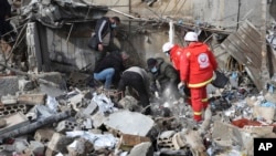 لبنان میں ایک طبی مرکز پر اسرائیلی فضائی حملے کے بعد امدادی عملہ ملبے میں سے زخمیوں اور ہلاک ہونے والوں کو تلاش کر رہا ہے۔ 27 مارچ 2024