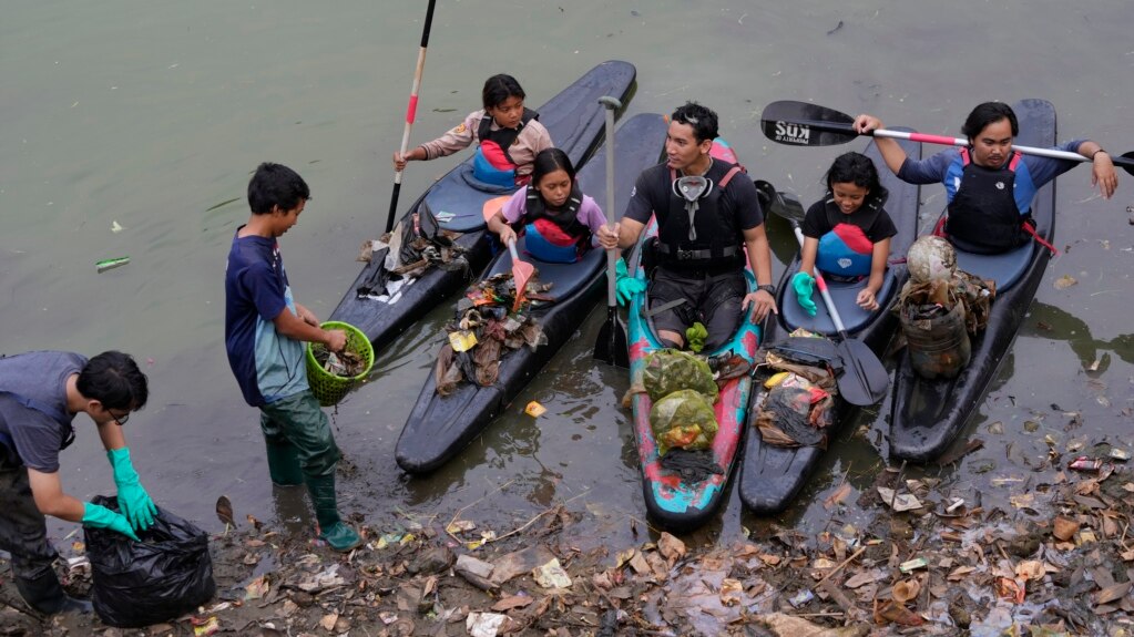 Young Indonesians Clean up Waterways, Better Solution Needed
