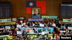 台湾立法院议员在台北的立法院议场展示标语表达各自立场。（2024年5月28日）