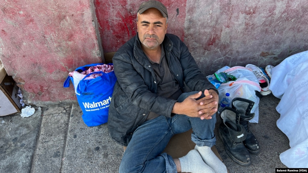 José, un salvadoreño que fue deportado e ingresó nuevamente de manera irregular a EEUU, asegura que recibió maltratos en México mientras espera en un campamento improvisado en El Paso, Texas para irse al estado de Virginia, el 8 de mayo de 2023. 