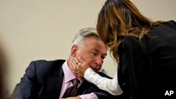 Aktori Alec Baldwin gjatë seancës gjyqësore së bashku me bashkëshorten Hilaria Baldwin