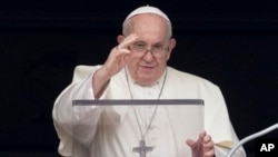 Mkuu wa kanisa Katoliki ulimwenguni Papa Francis akiwa St Peter's Square mjini Vatican, Aug. 27, 2023.