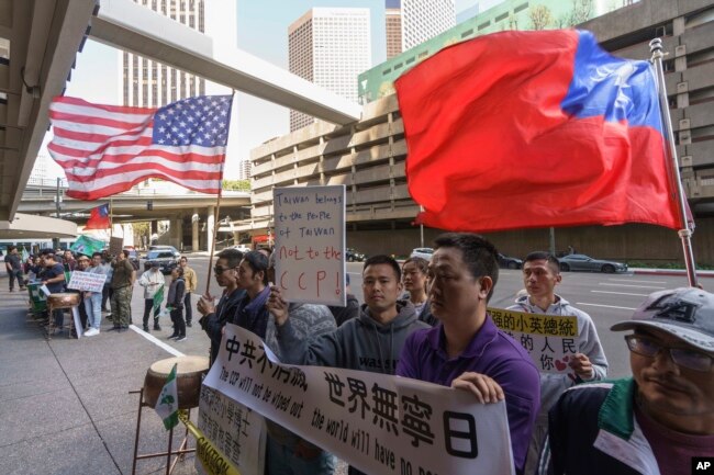 台湾总统蔡英文的支持者等候在她在洛杉矶下榻的酒店外。（2023年4月4日）