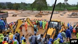 Tim penyelamat melakukan operasi pencarian dan penyelamatan korban di lokasi terdampak tanah longsor di Wayanad, 30 Juli 2024. Sedikitnya 93 orang dilaporkan tewas dan 250 orang lainnya berhasil diselamatkan dari lumpur dan puing-puing. (R. J. Mathew / AFP)