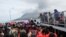 အင်ဒိုနီးရှားနိုင်ငံ Sulawesi ကျွန်း Mount Ruang မီးတောင် ပေါက်ကွဲခဲ့တဲ့အတွက် ဒေသခံတွေဘေးလွတ်ရာရွှေ့ပြောင်းနေစဉ် (မေ ၁၊ ၂၀၂၄)