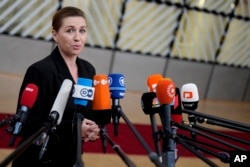 Perdana Menteri Denmark Mette Frederiksen berbicara kepada media saat ia tiba untuk menghadiri pertemuan puncak UE di gedung Dewan Eropa di Brussels, Kamis, 14 Desember 2023. (AP/Virginia Mayo)