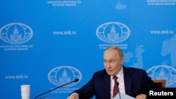 俄羅斯總統普京表示，俄羅斯應該恢復生產可攜帶核彈頭的短程和中程導彈。圖為普京在莫斯科出席俄羅斯外交部領導層會議。（2024年6月14日）